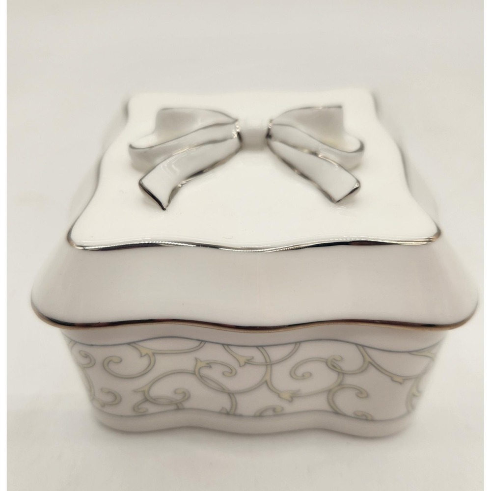 Wedgwood Celestial Platinum Bone China Trinket Box With Bow &‎ Silver Accents